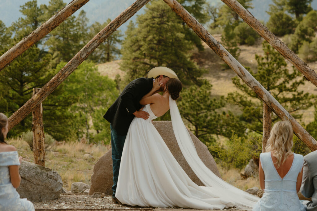 first kiss at the aisle
