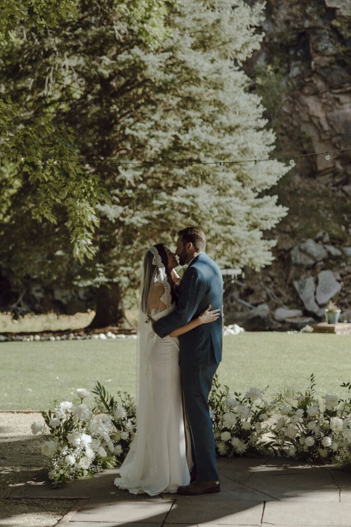 colorado wedding, first kiss photo